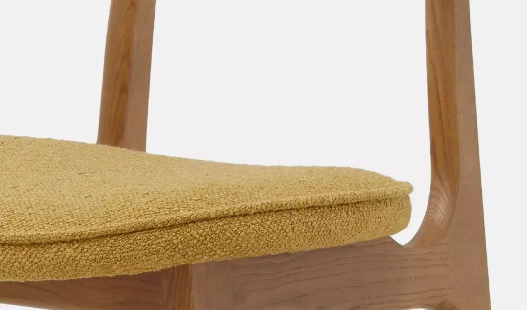The collection has been enriched with bar chairs and a bench