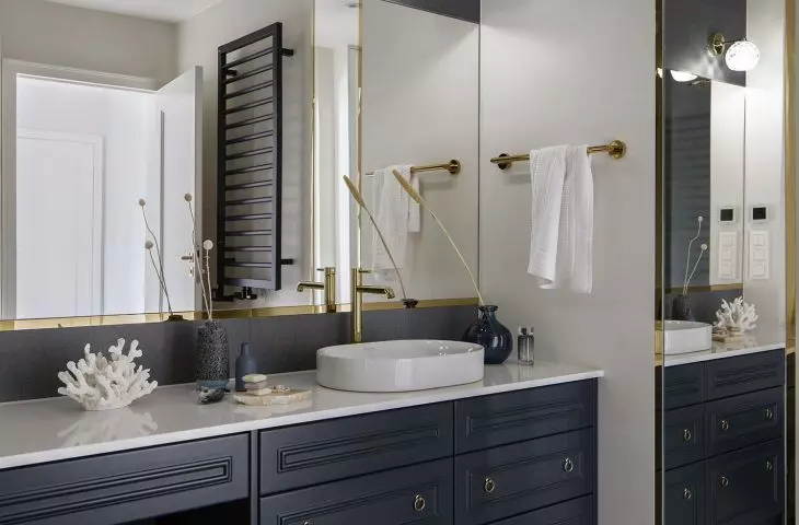 In the bathroom there was room for the dressing table of dreams