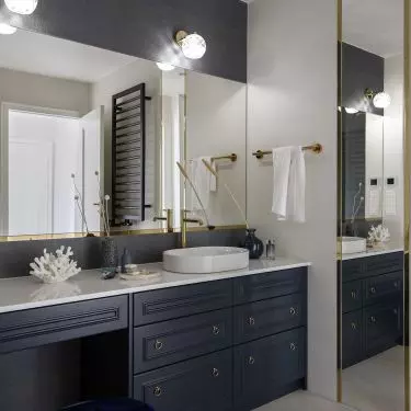 In the bathroom there was room for the dressing table of dreams