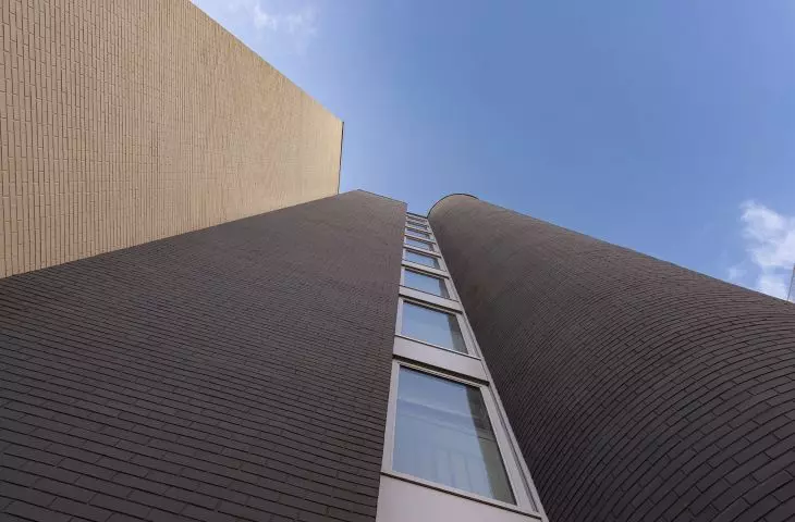 Przykład wykorzystania elastycznych płytek elewacyjncyh w systemie IZOFLEX (1015 CARDIFF, 5016 BRISTOL)