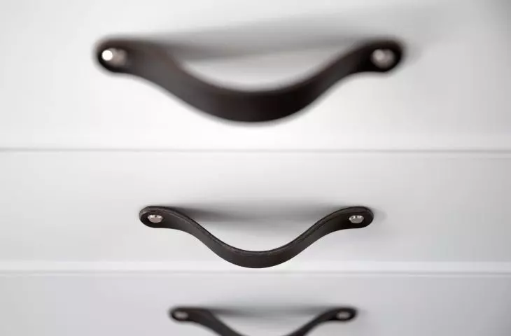 The handles can be made of metal, plastic, wood or glass, among others