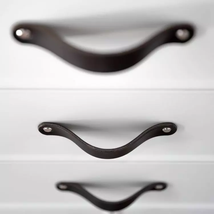 The handles can be made of metal, plastic, wood or glass, among others