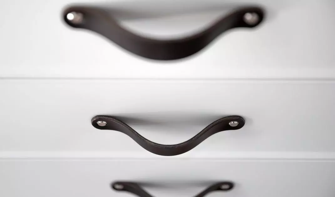 The handles can be made of metal, plastic, wood or glass, among others