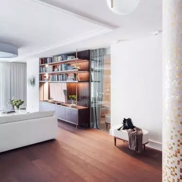 The structural column has been rounded and decorated with mosaics