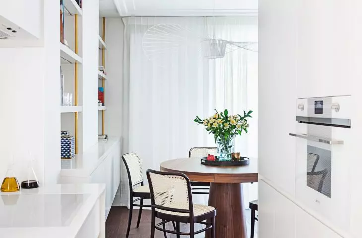  The kitchen is U-shaped 