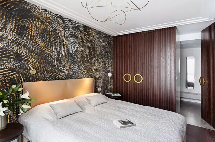 In the design of the bedroom, gold is interspersed with dark colors