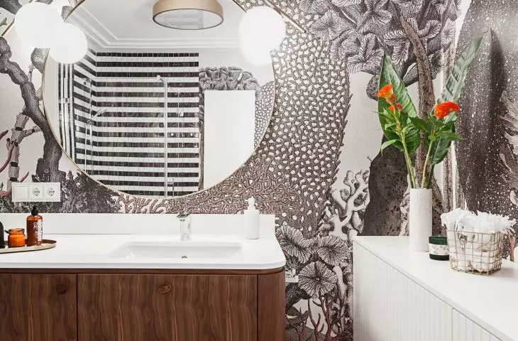 The floor of the guest bathroom was tiled with black and white mosaic tiles