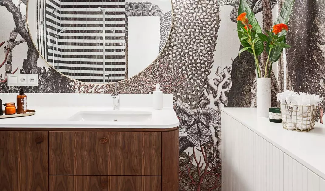 The floor of the guest bathroom was tiled with black and white mosaic tiles
