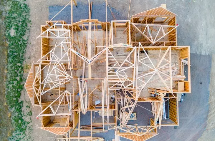 The truss is a three-dimensional element of the roof structure. Its function is to transfer loads from the roofing to the ceiling and load-bearing walls