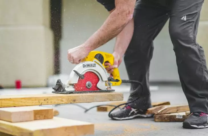 Each element of a traditional roof truss is made by hand using carpentry tools. It can take up to several weeks to erect the entire roof structure