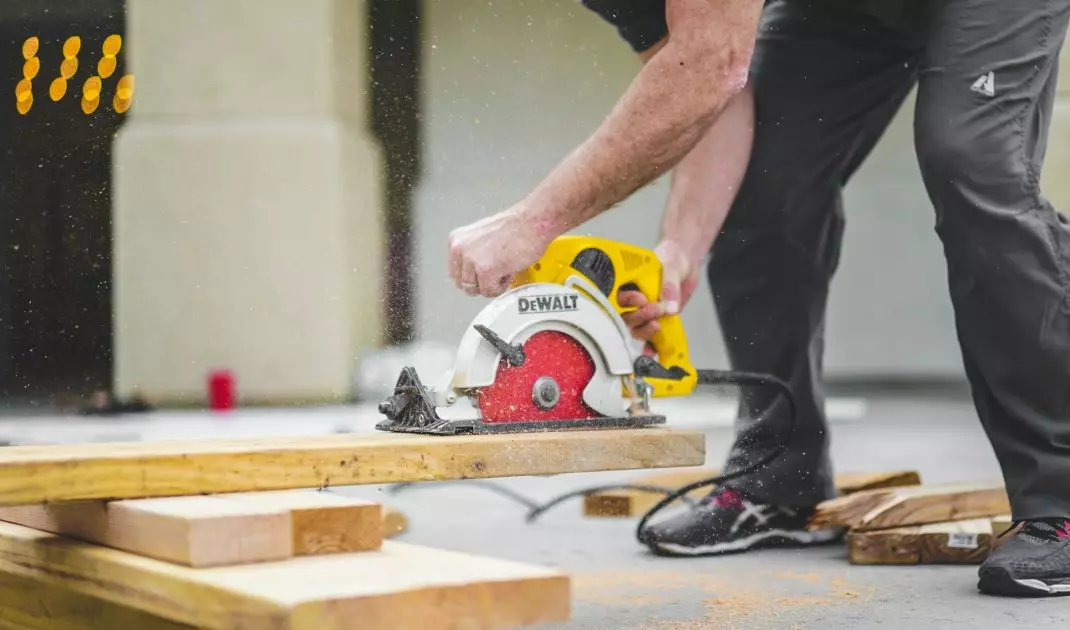Każdy element tradycyjnej więźby dachowej wykonywany jest ręcznie przy użyciu narzędzi ciesielskich. Wzniesienie całej konstrukcji dachu może potrwać nawet kilka tygodni