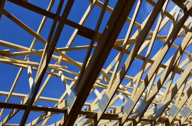 Trusses fastened with barbed plates are much lighter than those assembled with nails. This has an impact on their transportation, installation and load on load-bearing walls