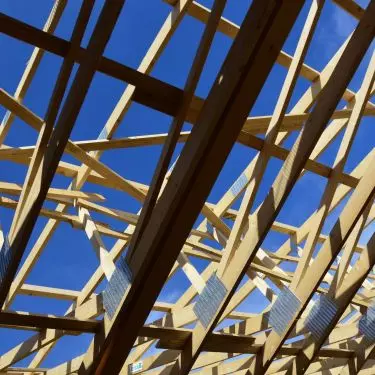 Trusses fastened with barbed plates are much lighter than those assembled with nails. This has an impact on their transportation, installation and load on load-bearing walls
