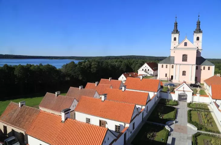 Trwałe i stylowe dachówki ceramiczne