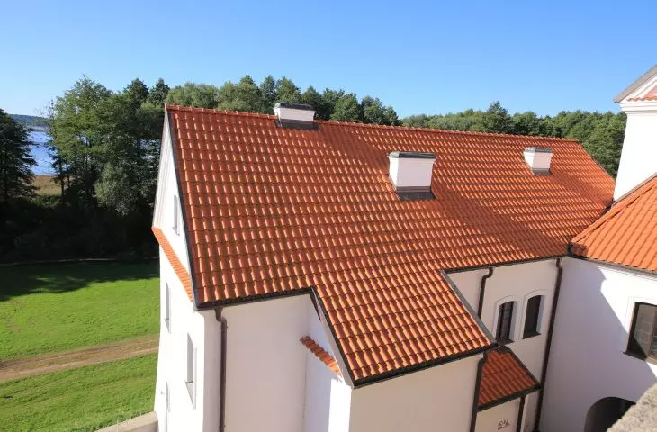 Trwałe i stylowe dachówki ceramiczne