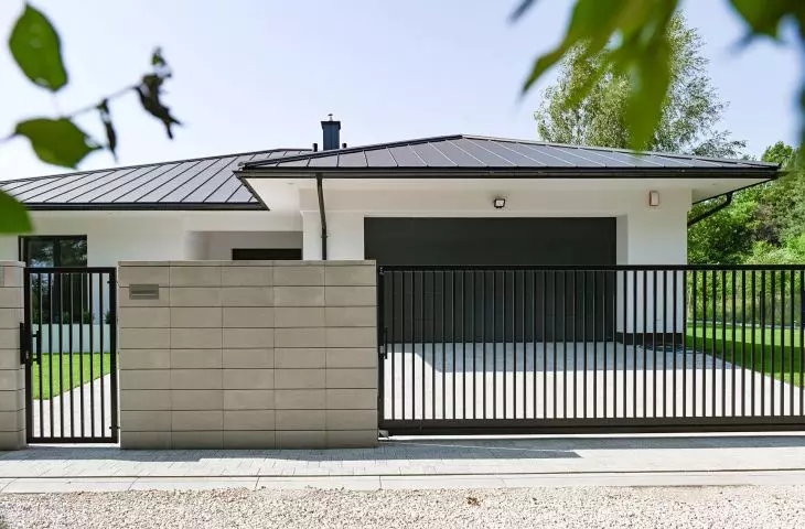 Front fence made of prefabricated blocks with 12x2 profile infill
