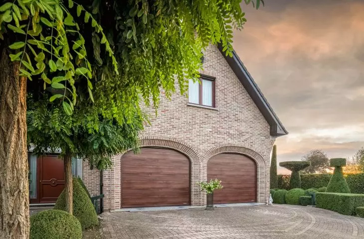 RenoSystem doors allow you to tailor sectional doors to the most demanding building conditions