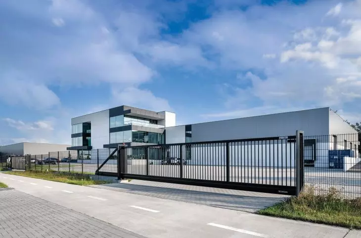 The PI sliding gate is designed to close entrances with a passage width of up to 16 m (or 24 m for converging gates!).
