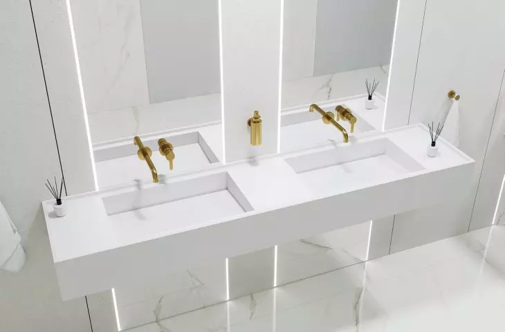 Luxum, realizacja w przestrzeni komercyjnej, podwójna umywalka z odpływem liniowym na wymiar GFK Luxum®