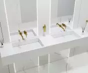 Luxum, realizacja w przestrzeni komercyjnej, podwójna umywalka z odpływem liniowym na wymiar GFK Luxum®