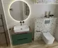 Szafka wisząca Oklahoma Green Mat 80 z blatem Oak 80 i umywalką Pasana, Bateria umywalkowa podtynkowa Orion Black Mat, lustro Stilbe 80, miska wisząca Murya z deską Smart, stojak na ręczniki Bohol