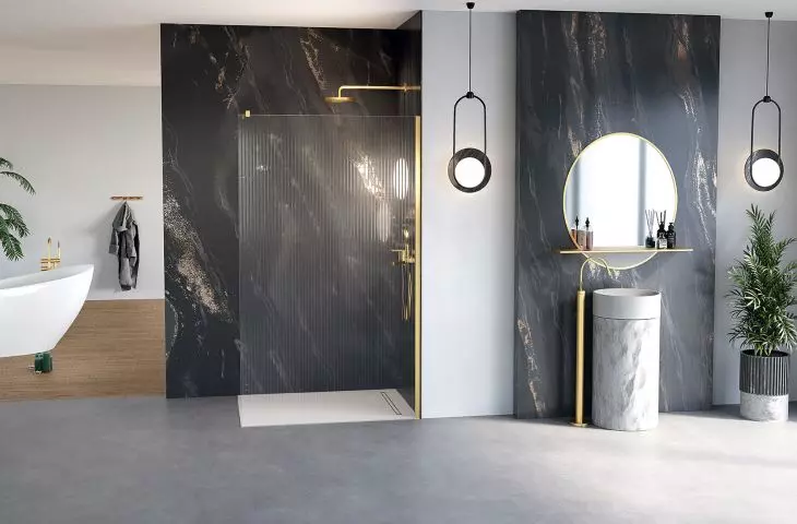 W ofercie New Trendy są wyjątkowe kabiny typu walk-in, w najmodniejszych kolorach. Na zdjęciu zaprezentowano kabinę Nesta w kolorze Gold Brushed, z popularnym ryflowanym szkłem Visiosun, dostępnym w ofercie Na Wymiar.