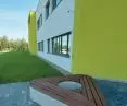 Betonowa ławka z siedziskiem drewnianym GAAG – Szkoła Ławka z betonu architektonicznego GAAG – przestrzeń miejska Podstawowa w Środzie Śląskiej