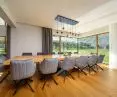 The ideal complement for large aluminum windows are facade blinds, which allow you to control the light coming into the interior