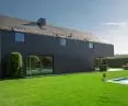 Funkcjonalne drzwi tarasowe HST wpisują się w projekt nowoczesnej stodoł