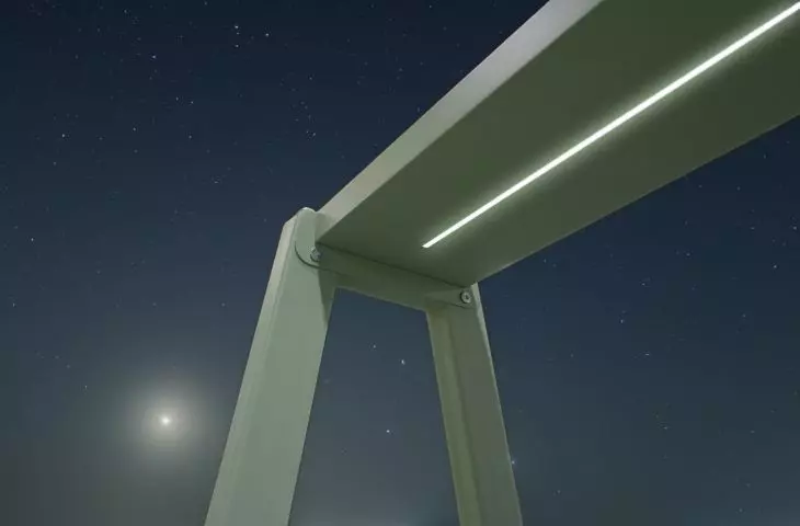 Oświetlenie stołu SPOT zasilane panelem PV znajdującym się u góry.