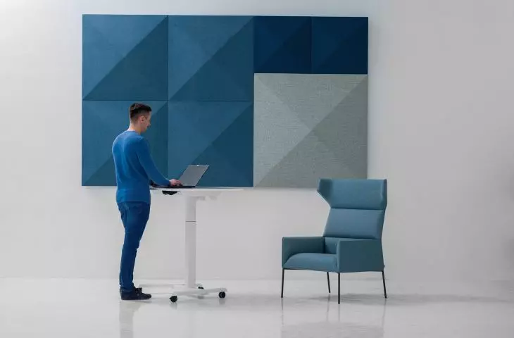 Od lewej: System paneli akustycznych absorbujących i rozpraszających dźwięki CubiSound, biurko kompaktowe Wariant z pneumatyczną regulacją wysokości, ze składanym blatem oraz powierzchnią do pisania