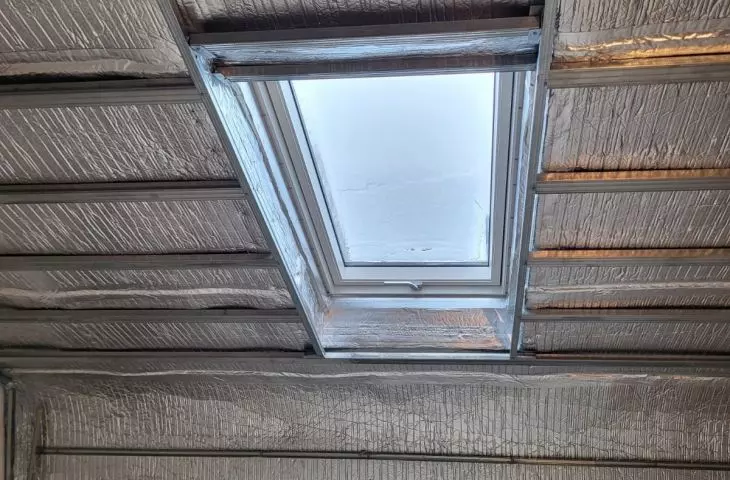 Izolacja okna połaciowego w Nadarzynie materiałem Aluthermo® QUATTRO