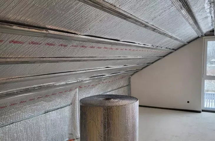 Izolacja poddasza w Nadarzynie materiałem Aluthermo® QUATTRO