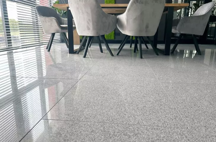 Płytki polerowane granitowe w obiekcie biurowy