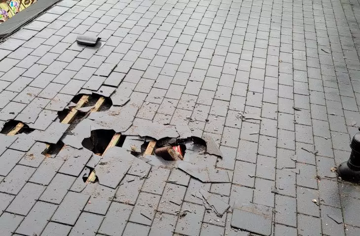największym zmartwieniem opiekunów wieży jest zły stan hełmu