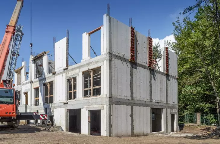 The system is ideal for fast and efficient construction of single-family houses, row houses, as well as other structures such as lower commercial buildings
