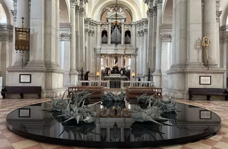 Instalacja Helgi Vockenhuber w bazylice San Giorgio Maggiore