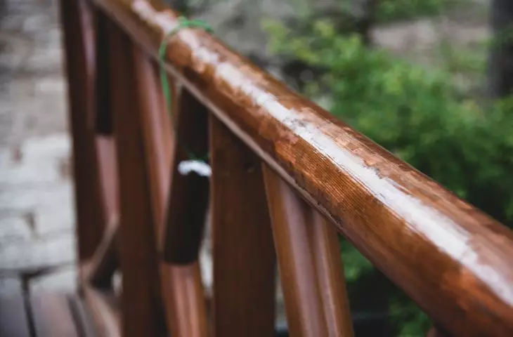 Drewniana balustrada zachowa piękny wygląd przez lata pod warunkiem regularnej impregnacji. Drewno może być stylowym wykończeniem tradycyjnych budynków