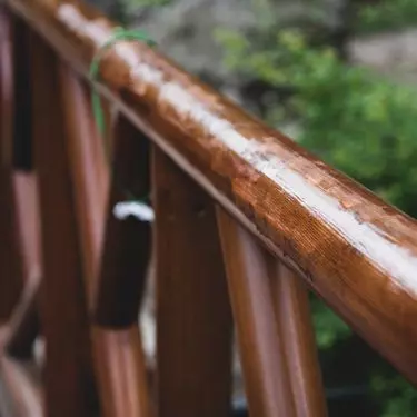 Drewniana balustrada zachowa piękny wygląd przez lata pod warunkiem regularnej impregnacji. Drewno może być stylowym wykończeniem tradycyjnych budynków