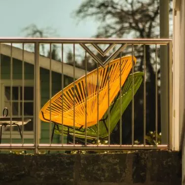 Zgodnie z przepisami balustrada balkonowa w domku jednorodzinnym powinna mieć wysokość co najmniej 0,9 m