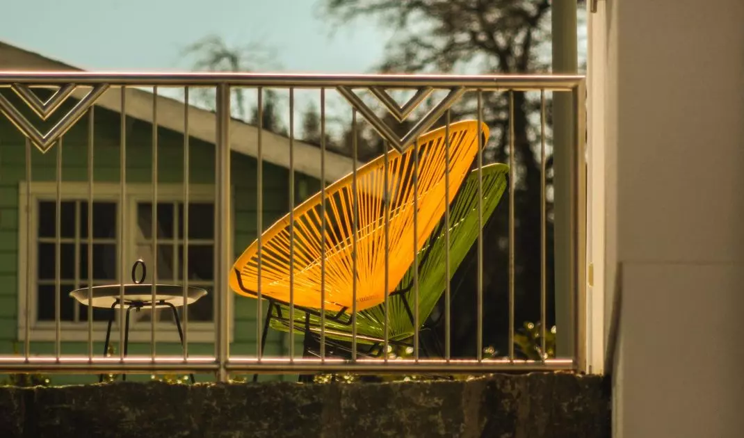 According to the regulations, the balcony railing in a single-family house should be at least 0.9 m high