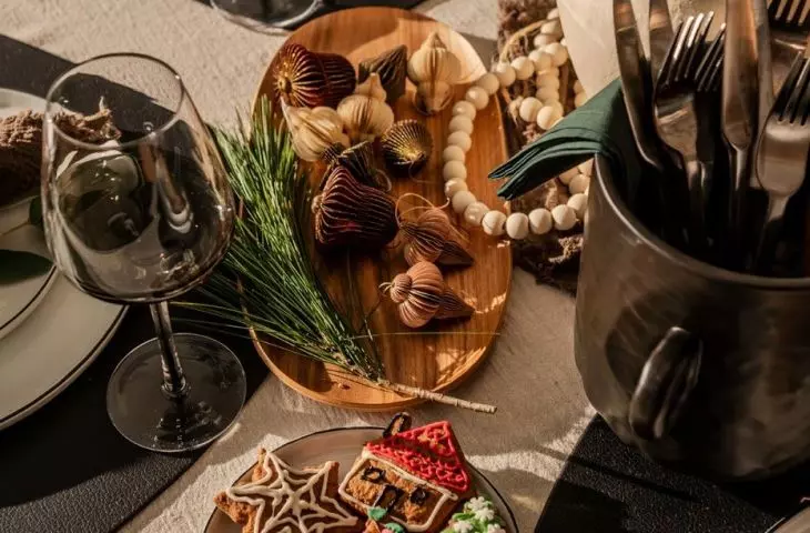 Decorations made of natural materials such as jute and linen complete the arrangement