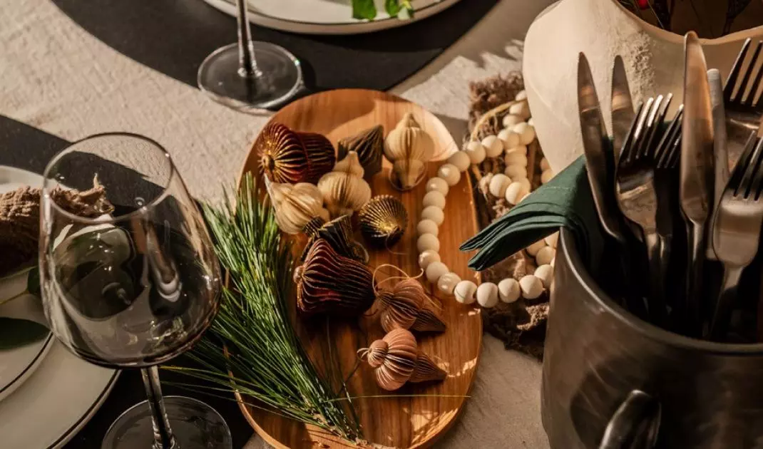 Decorations made of natural materials such as jute and linen complete the arrangement