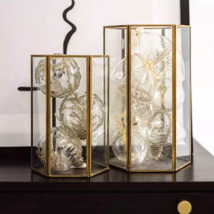 Decorative bubbles look beautiful in a glass dome