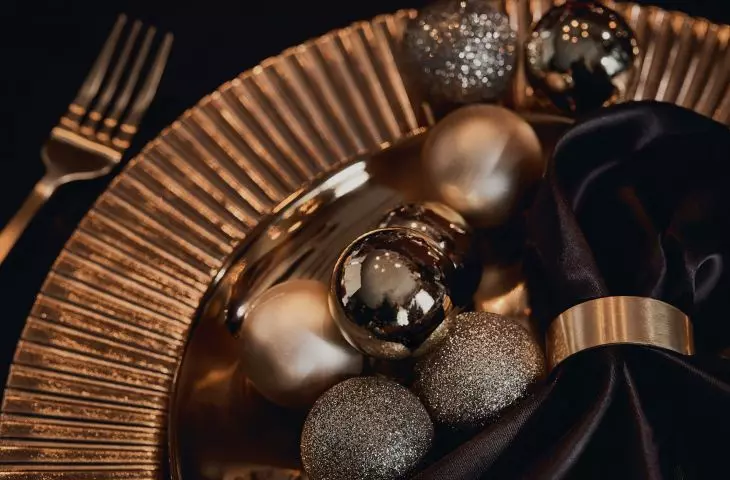 With the help of baubles you can decorate any plate