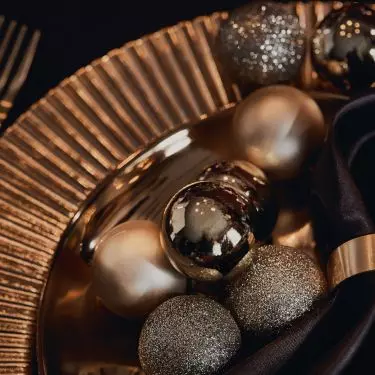 With the help of baubles you can decorate any plate