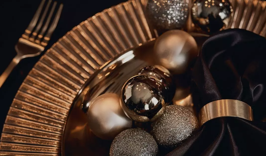 With the help of baubles you can decorate any plate