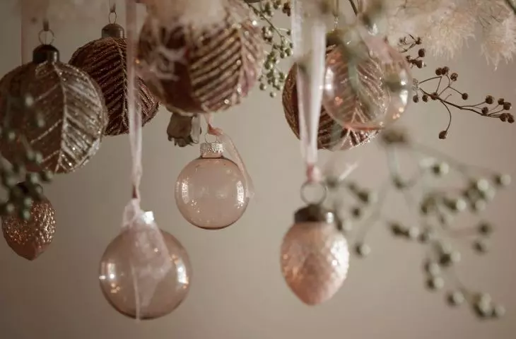 The baubles hung on the lamp will create an unusual decoration