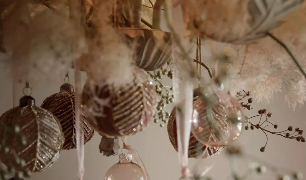 The baubles hung on the lamp will create an unusual decoration