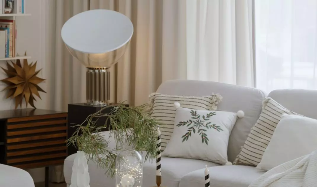 Impress coffee table with plates